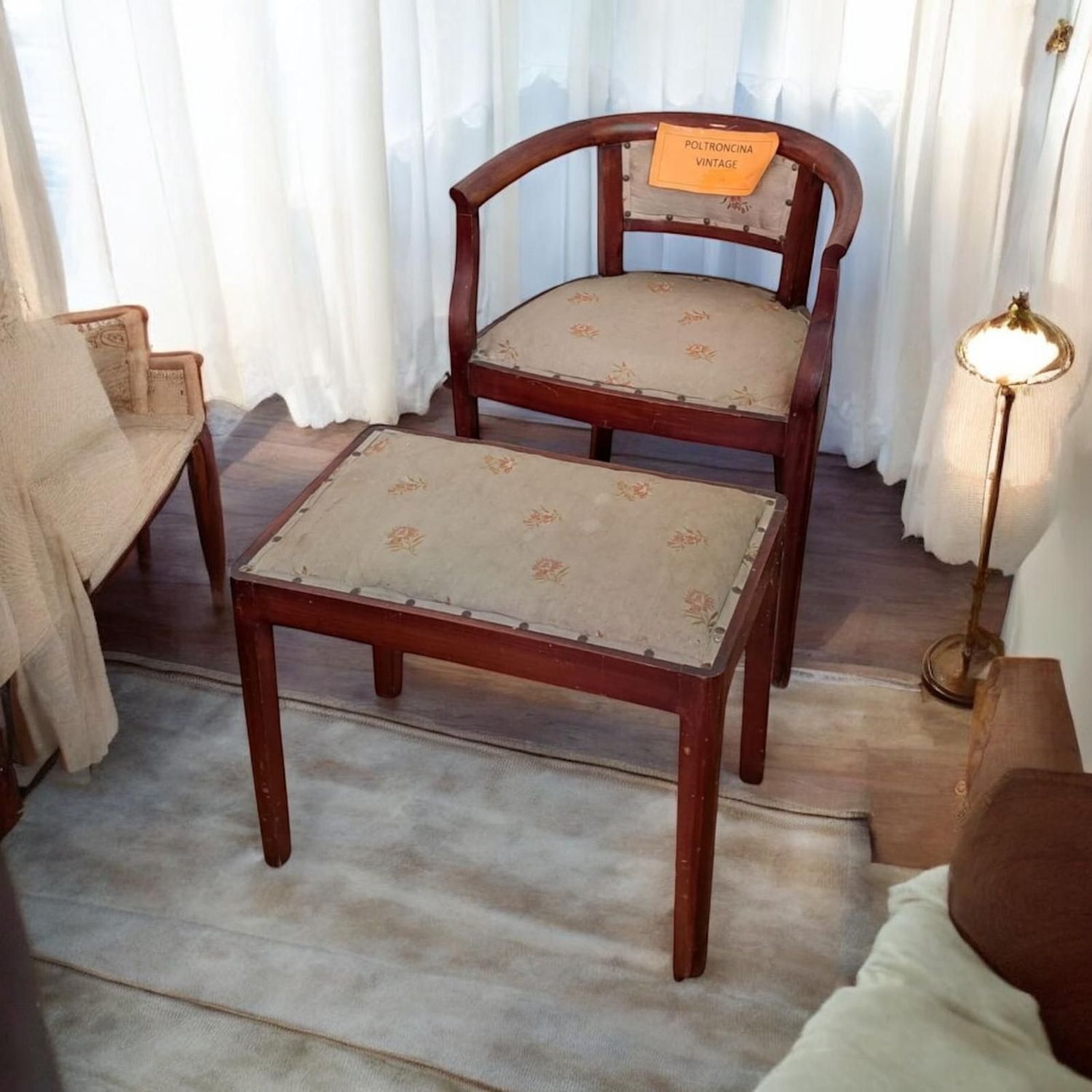 Poltrona d'epoca con poggia piedi