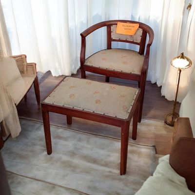 Poltrona d'epoca con poggia piedi