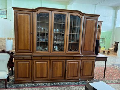 Mobile in legno con ante in vetro