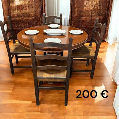 Tavolo rotondo con sedie