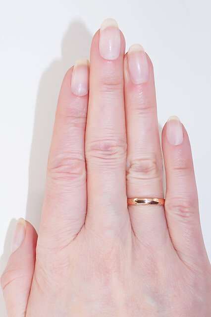 Trijų milimetrų pločio auksnis vestuvinis žiedas ant moters pirštų, užsakomas iš elektroninės auksiniaipapuosalai.lt parduotuvės