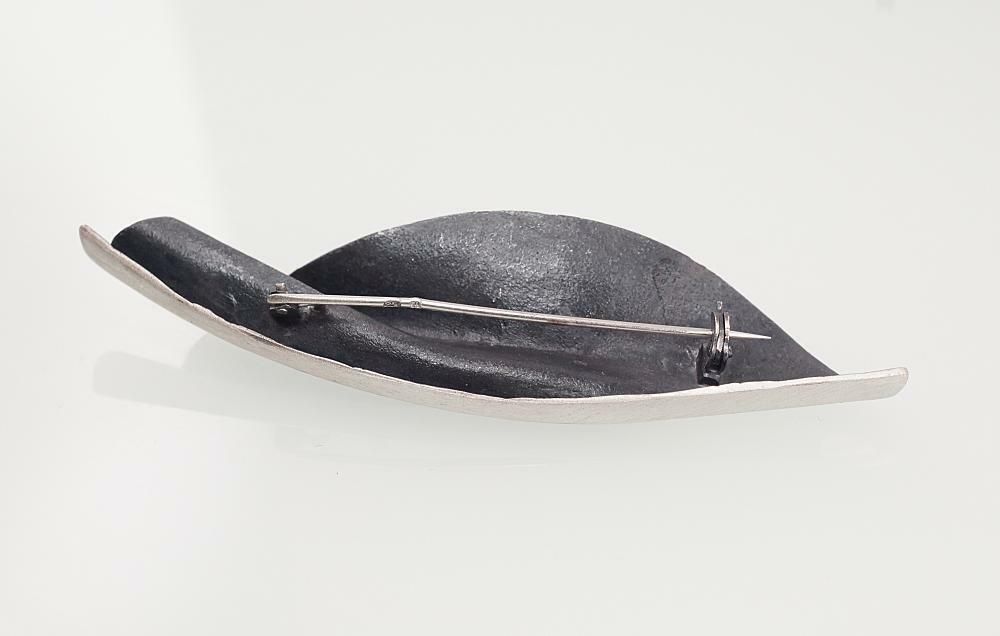 Leaf-shaped silver brooch A2920119M