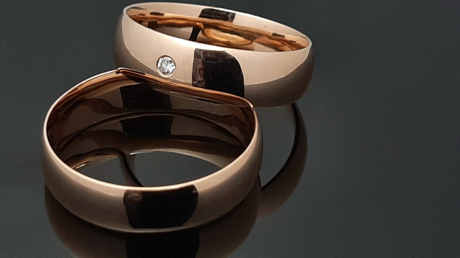 Pair of Gold Classic Wedding Rings: 6 mm.