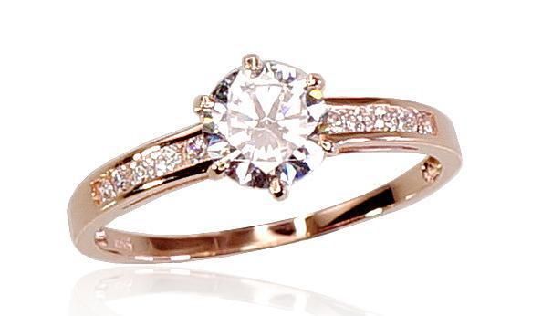 A golden ring with a clear eye A1100354AURCZ