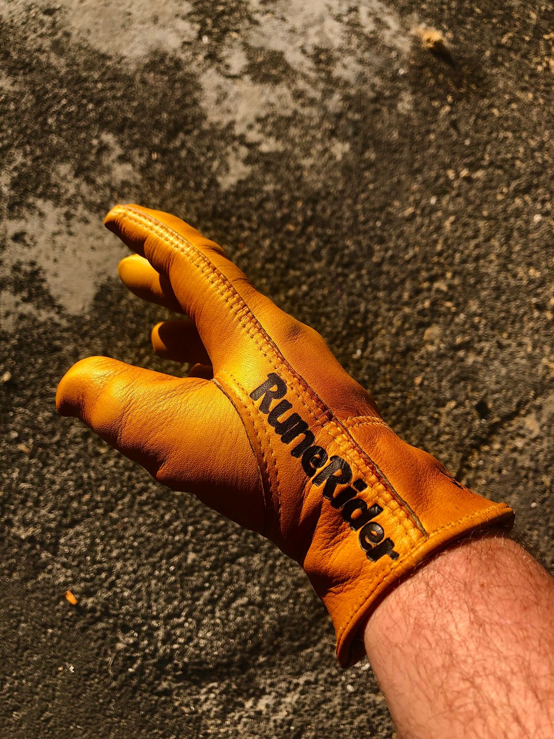 Yellow Gloves/ Luvas Amarelas
