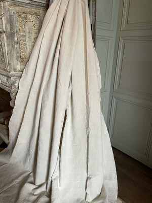 Superb Linen Antique Sheet ... Absolutely Stunning Shade Of Light Putty.... Make A Wonderful Bed Throw Or Sofa Or Sleep .. Under ... And Yes It’s Perfect Proportions For A Huge Draped Curtain ....