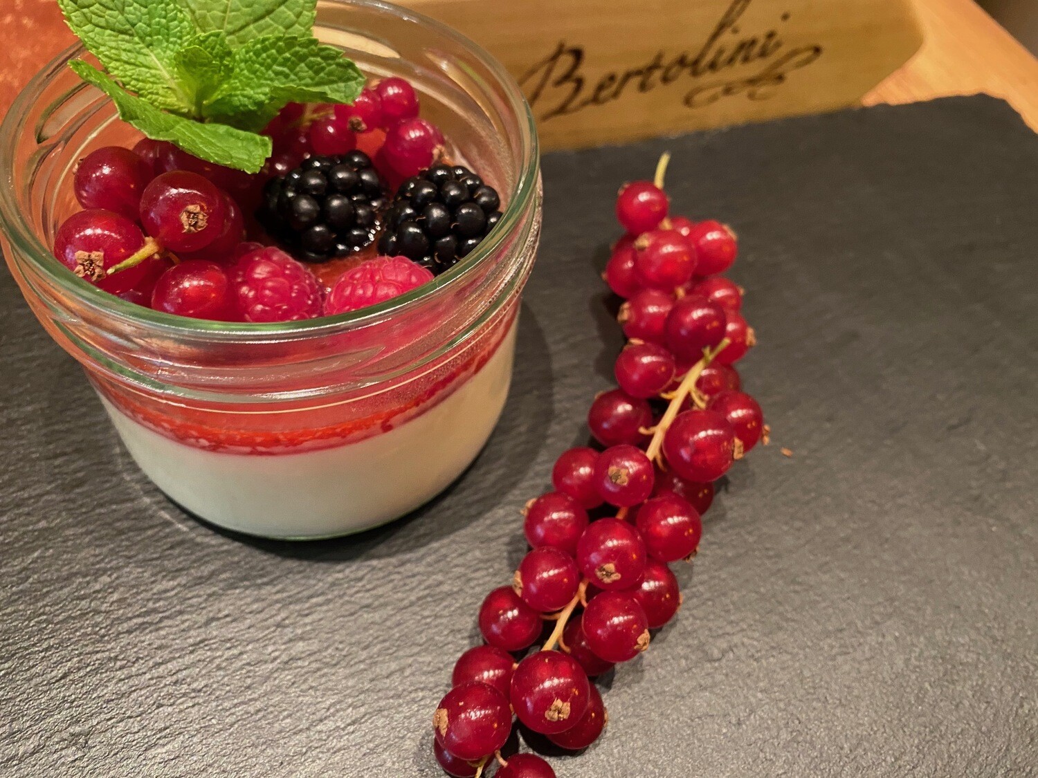 Panna Cotta ai Frutti di Bosco (im Glas)