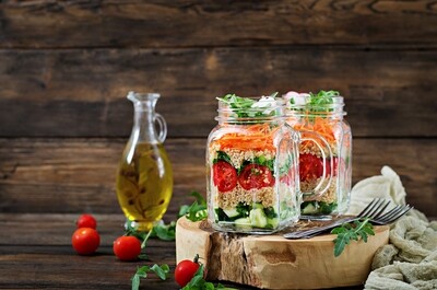 Salate im Becher