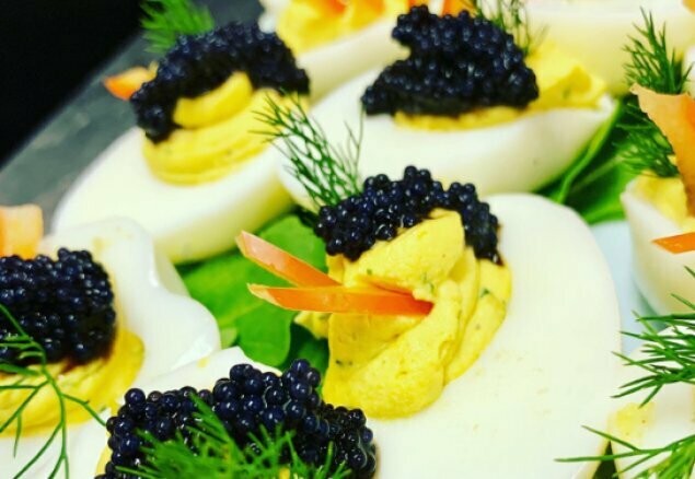 Halbes Ei mit Kaviar