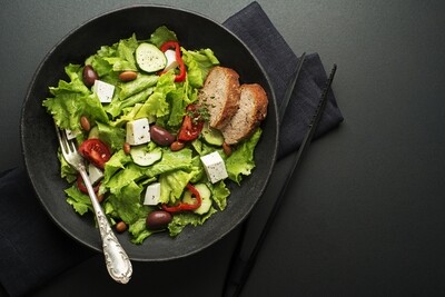 Salate in Schüsseln