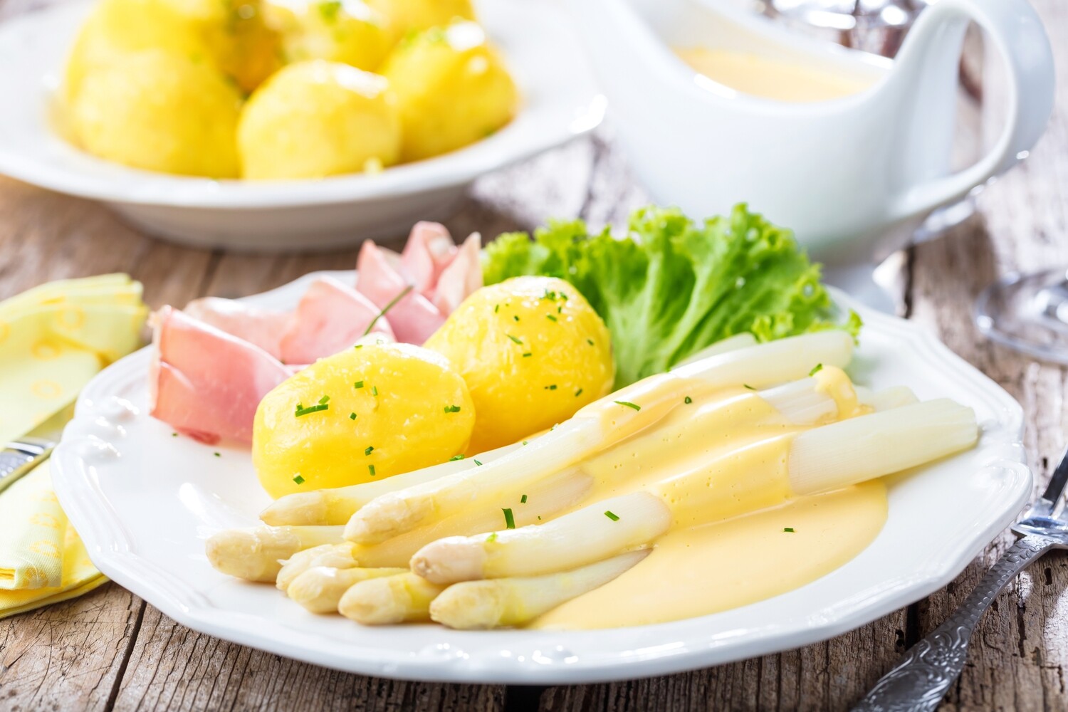 Spargel, regional mit Sauce & Schinken Spargel, regional mit Sauce & Schinken