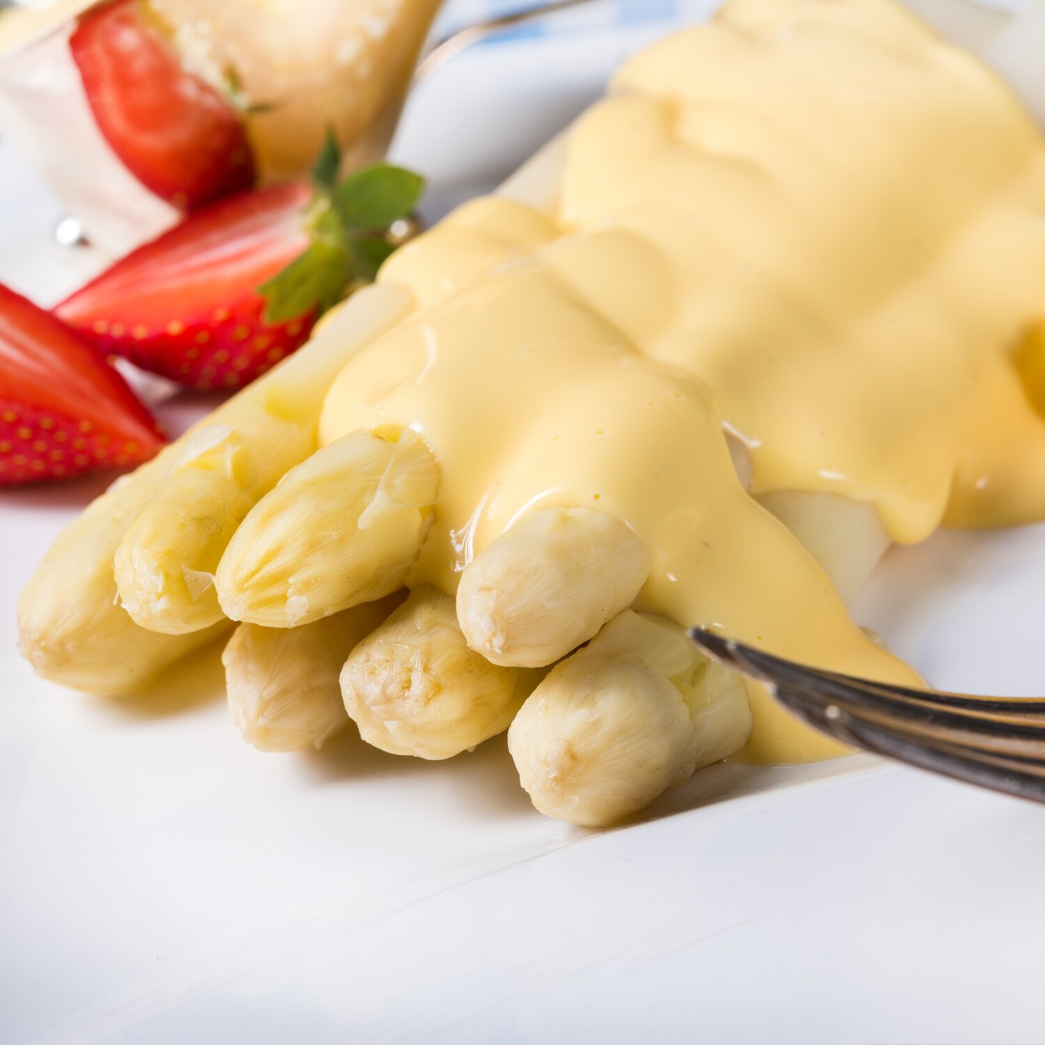 Spargel, regional mit Sauce Hollandaise und Semmelbutter Spargel, regional mit Sauce Hollandaise und Semmelbutter
