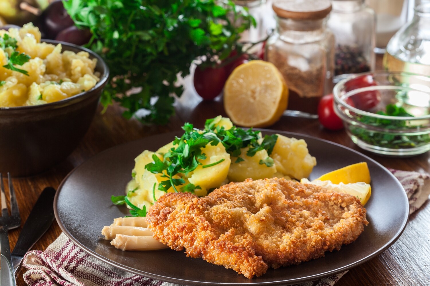 Spargel, regional mit Sauce & Kalbsschnitzel Spargel, regional mit Sauce & Kalbsschnitzel