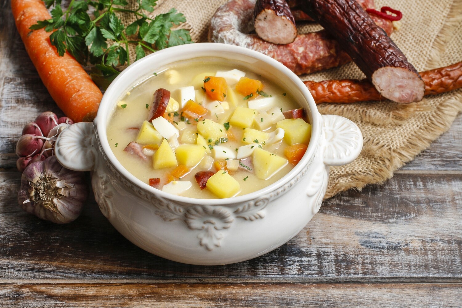 Kartoffeltopf mit Würstchen