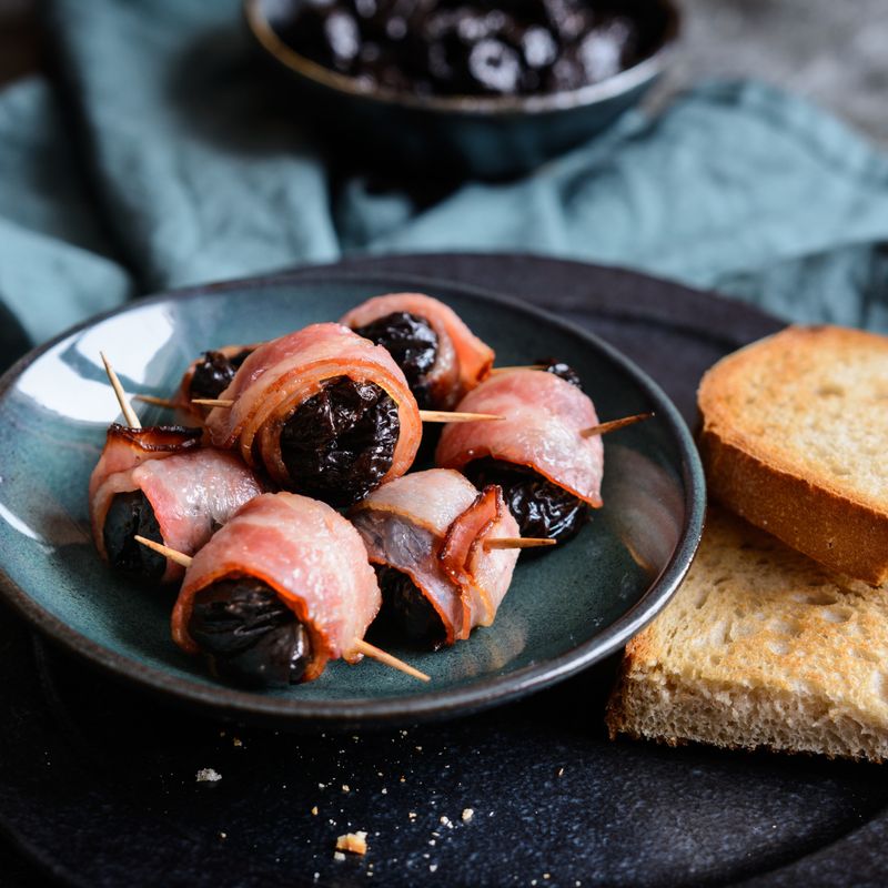 Pflaume im Speckmantel