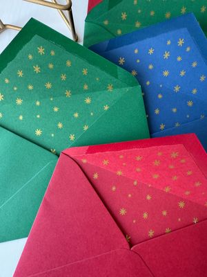 Sobres navideños elegantes con interior dorado y estampado de estrellas. Encuentra sobres de Navidad impresos y personalizado