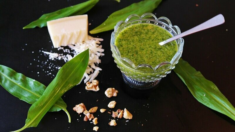 Basilikum Pesto mit Pinienkerne 180 g Basilikum Pesto mit Pinienkerne 180 g