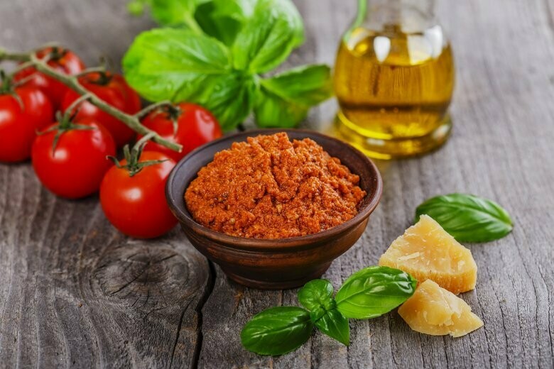 TOMATEN PESTO MIT GETROCKNETEN TOMATEN 180 g TOMATEN PESTO MIT GETROCKNETEN TOMATEN 180 g