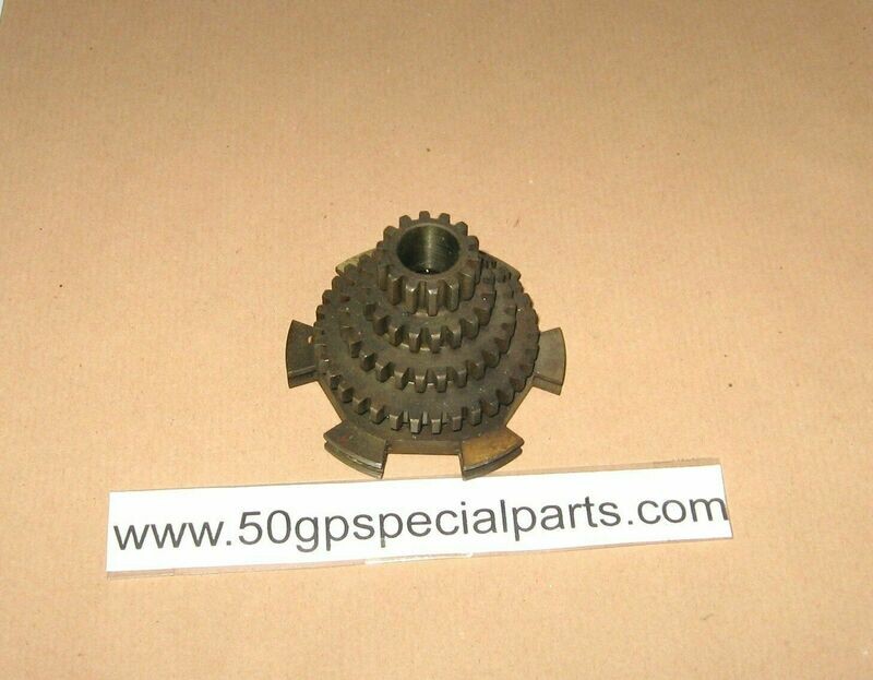 INGRANAGGIO QUADRUPLO SECONDARIO Z 14 19 26 34    
PIAGGIO APE 150cc. 53-56