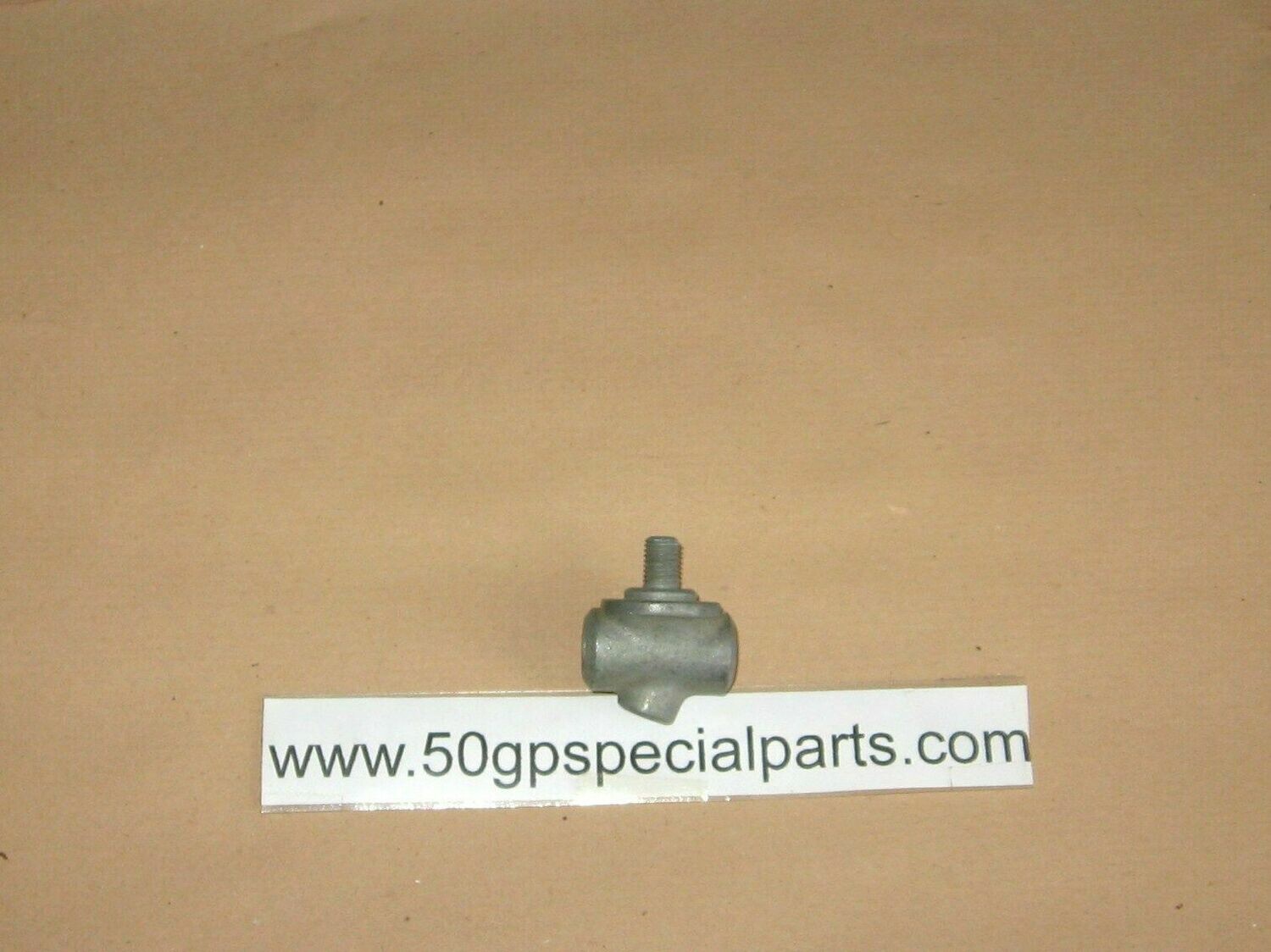 MOZZETTO ATTACCO MOLLA SOSPENSIONE ANTERIORE
VESPA 125cc. 1955-57 FARO BASSO
