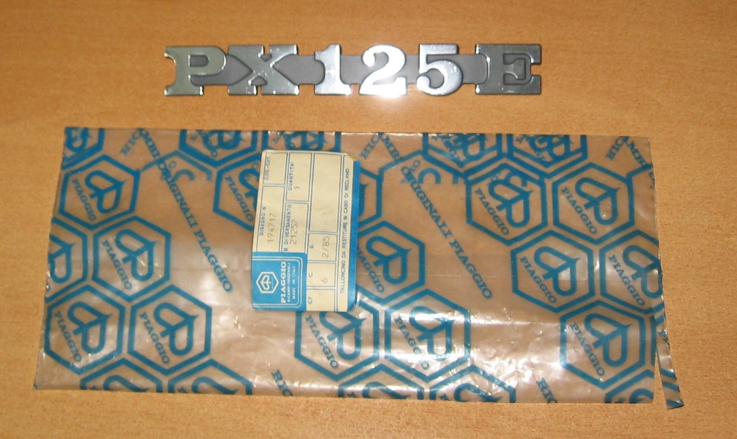 TARGHETTA SCRITTA FREGIO STEMMA"PX125E" VESPA PX 125 E