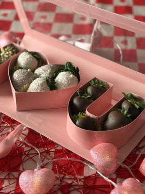 Valentine’s Day Chocolate Covered Strawberries Gift Box