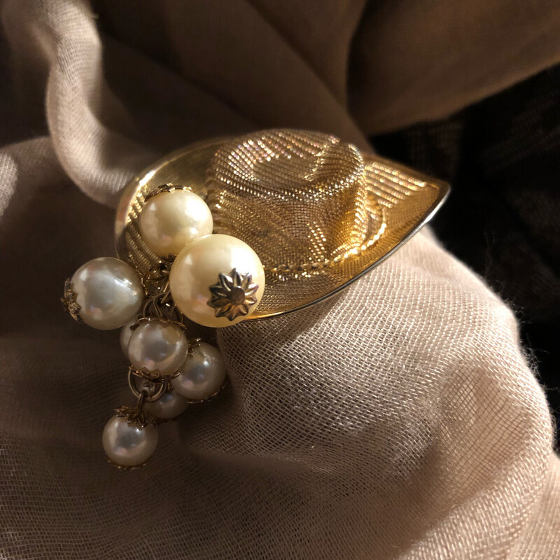 Cowgirl Hat Brooch with Faux Pearls – A Vintage Keepsake with Gentle Wear