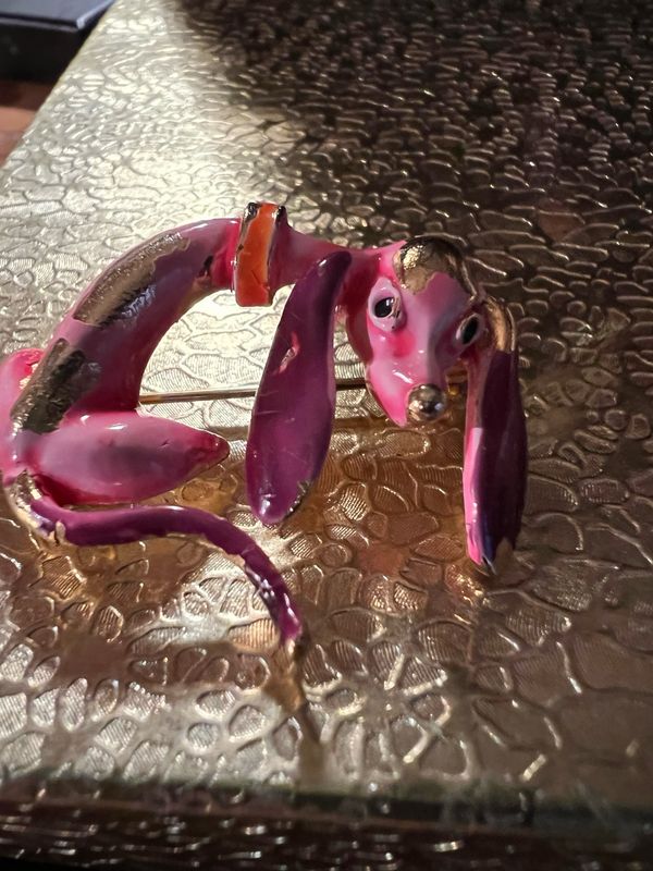 Mid-Century ‘ART’ Dachshund Pin in Pink, Purple &amp; Gold Enamel – Signed Arthur Pepper