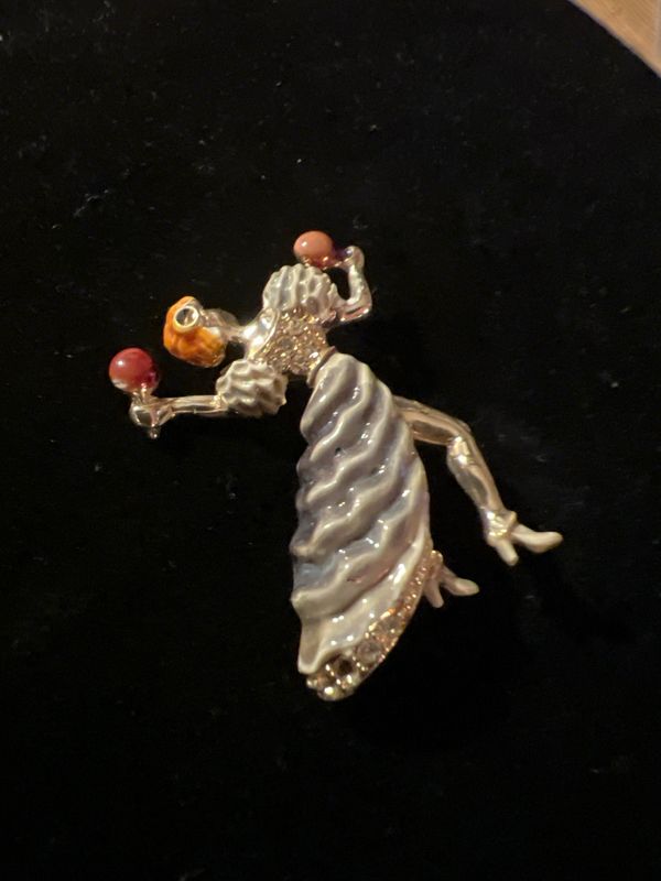 She Danced Without Apology – Mid-Century Rumba Dancer Brooch with Red &amp; Gold Accents, Vintage Figural Pin 