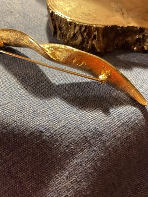 Twist Ribbon Leaf Brooch by Coro – Textured Gold Tone, Vintage Statement Elegance