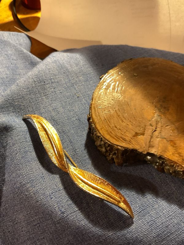 Twist Ribbon Leaf Brooch by Coro – Textured Gold Tone, Vintage Statement Elegance