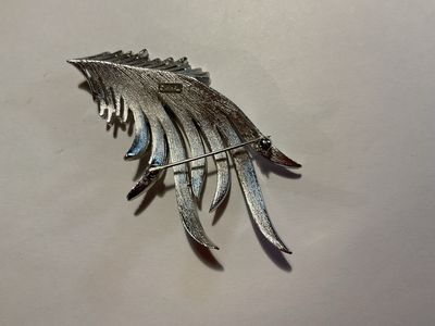 1959 Crown Trifari Feather Brooch – Vintage Elegance &amp; Collector’s Grace