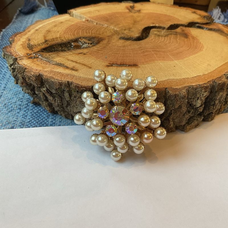 1950s Aurora Borealis Brooch with Faux Pearls – Gold-Tone Floral Starburst