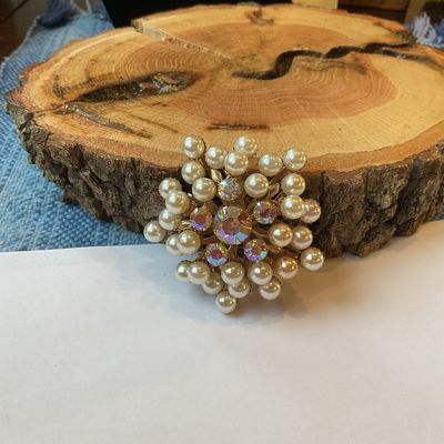 1950s Aurora Borealis Brooch with Faux Pearls – Gold-Tone Floral Starburst
