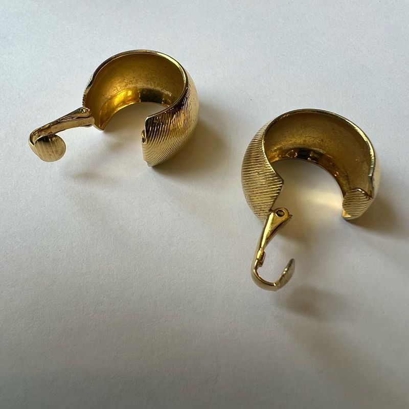 Golden Etchings Vintage Avon Hoop Earrings – Estate Collection, Everyday Elegance