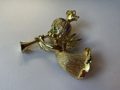 Angel Blowing Horn Pin/brooch
