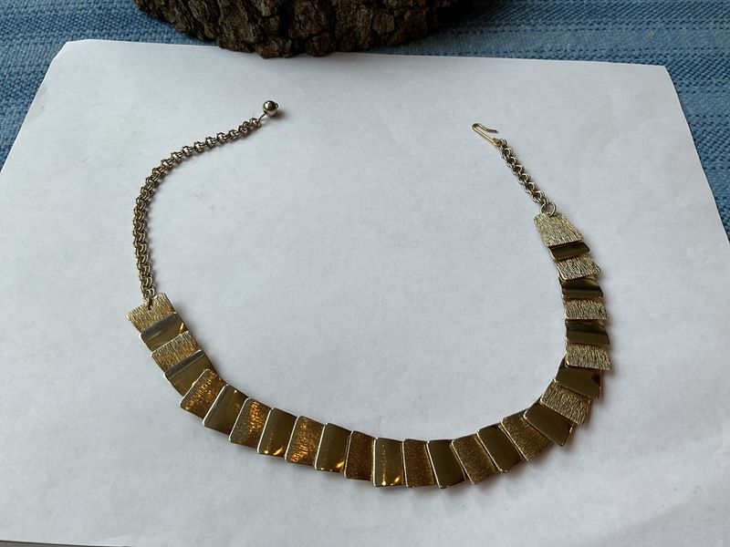 Cleopatra Style Statement Necklace – Vintage 1980s Gold-Tone with Smooth &amp; Textured Segments, Adjustable Length