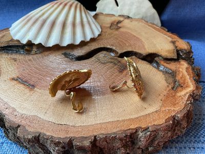 1988 AVON Gold Tone Seashell Clip-On Earrings – Vintage Coastal Glamour, Estate Jewelry