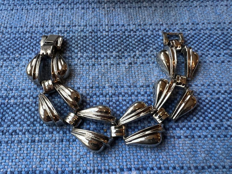 Reflections of Grace” Silver-Tone Teardrop Bracelet – Mid-Century Shine