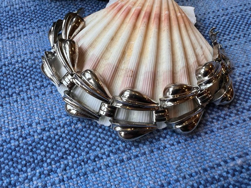 Reflections of Grace” Silver-Tone Teardrop Bracelet – Mid-Century Shine