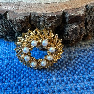Gold Tone Wreath Brooch