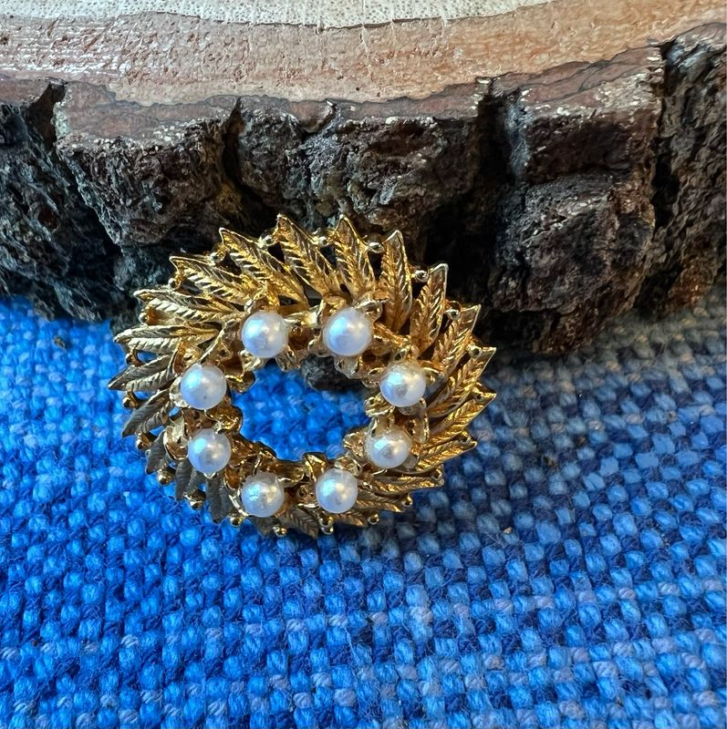 1950s Gold-Tone Wreath Brooch with Faux Pearls – Vintage Elegance, 1 3/8”