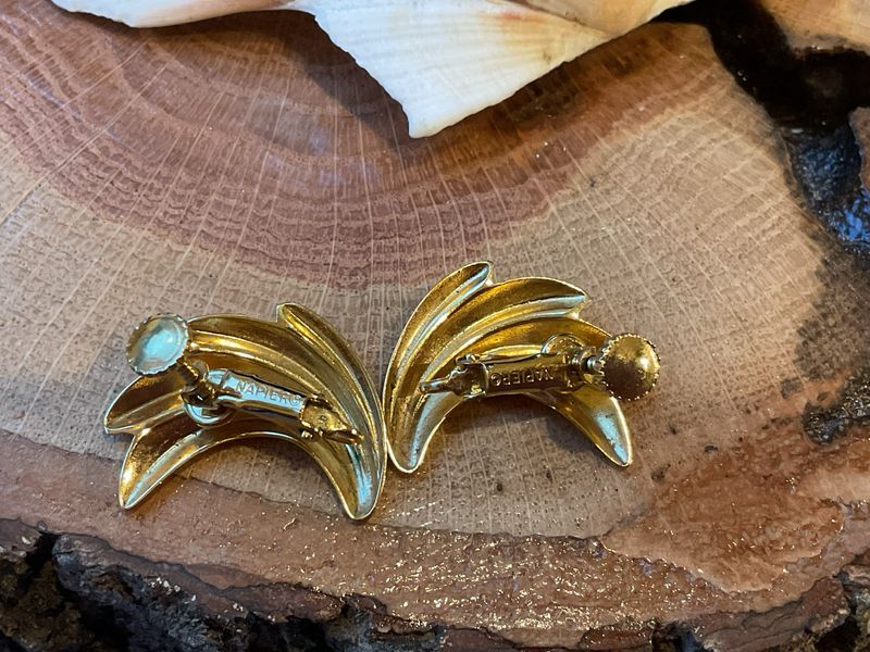 Napier Elegance – Signed Gold-Tone Screw Back Earrings, Mid-Century Classic