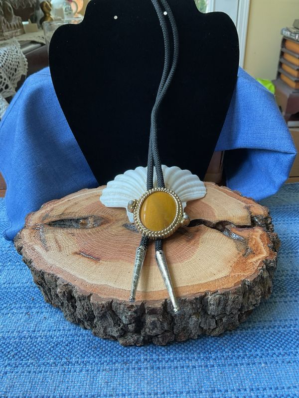 Western Bolo Tie with Yellow Jade Inlay – Vintage Estate Jewelry, Gold Tone Rope Accent