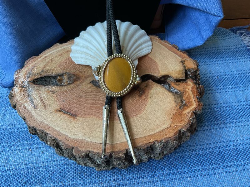 Western Bolo Tie with Yellow Jade Inlay – Vintage Estate Jewelry, Gold Tone Rope Accent