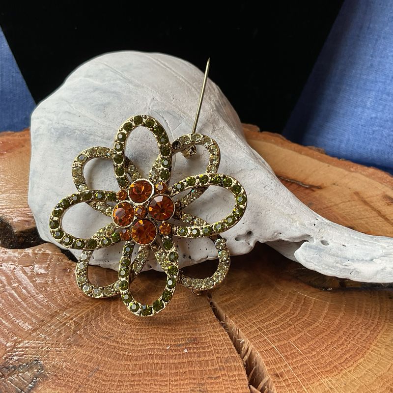 Retro Floral Pin – Emerald, Citrine &amp; Diamond-Like Accents