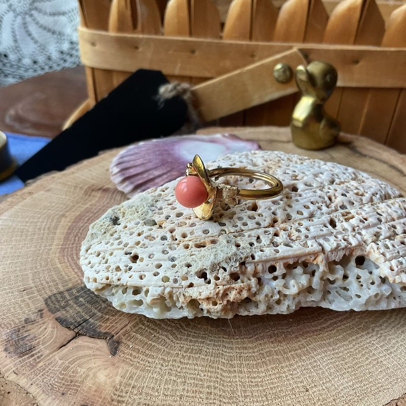 Spindrift – Avon Vintage Faux Coral Ring, Adjustable Gold-Tone Band