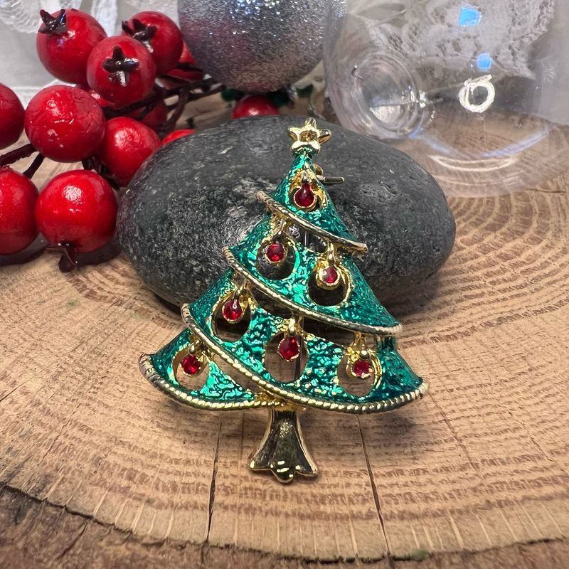 Ornate Gold Tone Christmas Tree Brooch – Red &amp; Green Enamel Holiday Pin, Vintage Festive Design