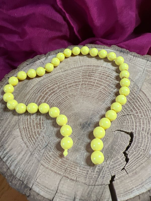 Lemon Drop Loop – Vintage 1970s Plastic Bead Necklace