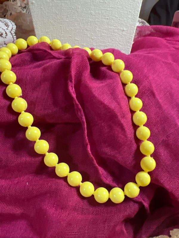 Lemon Drop Loop – Vintage 1970s Plastic Bead Necklace